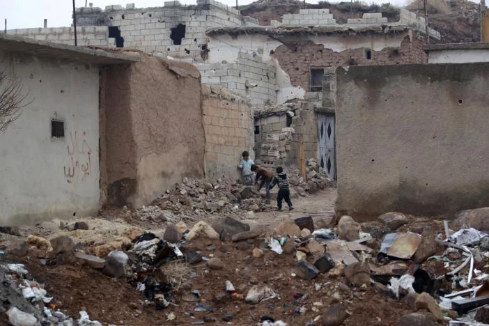 Trẻ em chơi đùa trong vùng đổ nát vì chiến sự ở bắc Aleppo ngày 25-12. Ảnh: REUTERS 