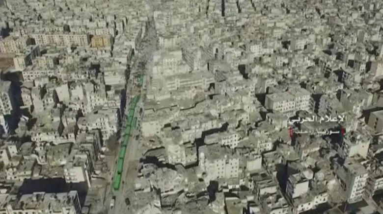 Đoàn xe chở dân thường và phe nổi dậy Aleppo sơ tán ngày 15-12. Ảnh: REUTERS 