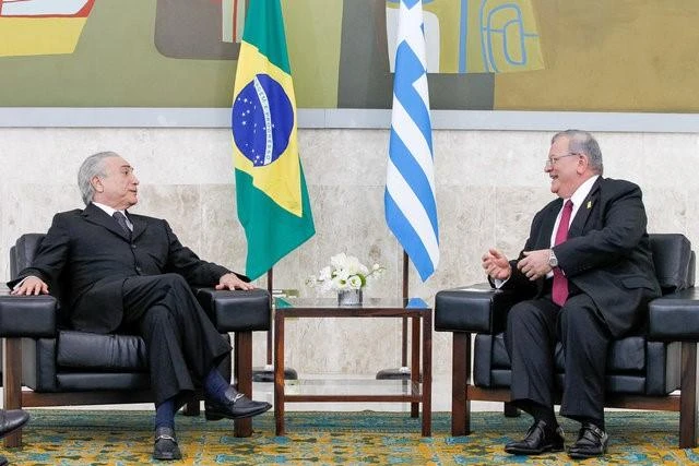 Đại sứ Hy Lạp Kyriakos Amiridis (phải) được Tổng thống Brazil Michel Temer tiếp ngày 25-5. Ảnh: REUTERS 