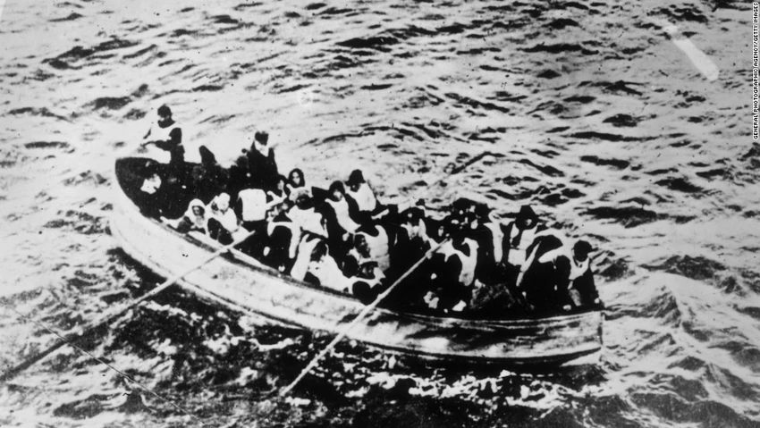 Phát hiện thêm nguyên nhân gây ra thảm họa Titanic ảnh 2 Người sống sót trên tàu cứu sinh, sau khi con tàu chìm chỉ sau chưa đầy 4 tiếng va phải băng. Ảnh: CNN