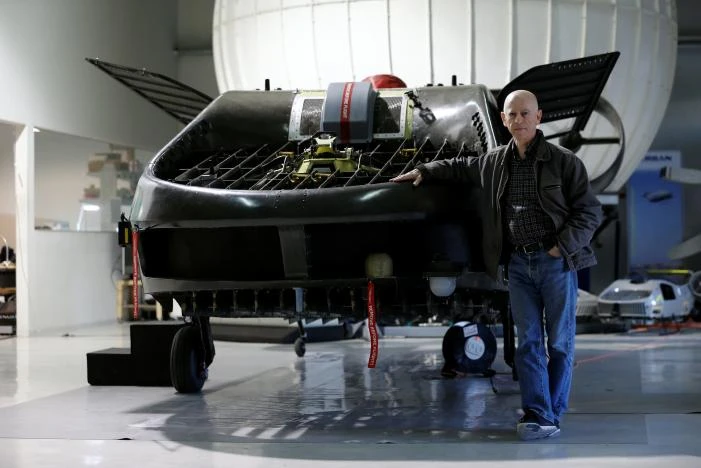 Tổng Giám đốc Rafi Yoeli của công ty Urban Aeronautics và “xe bay” Cormorant. Ảnh: REUTERS 