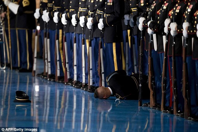 Lính Mỹ ngất xỉu trong buổi lễ chia tay các lực lượng vũ trang của Tổng thống Barack Obama. Ảnh: GETTY IMAGES