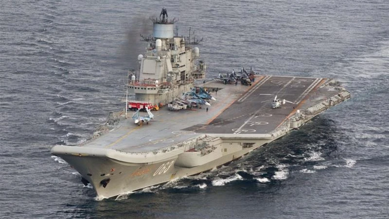 Đội tàu chiến do tàu sân bay Đô đốc Kuznetsov dẫn đầu sẽ là đơn vị đầu tiên rời Syria. Ảnh: REUTERS
