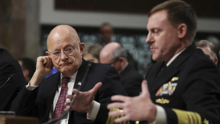 Giám đốc Cơ quan Tình báo Quốc gia James Clapper (trái) và Giám đốc Cơ quan An ninh Quốc gia Michael Rogers điều trần trước Ủy ban Quân vụ Thượng viện Mỹ ngày 5-1. Ảnh: AP