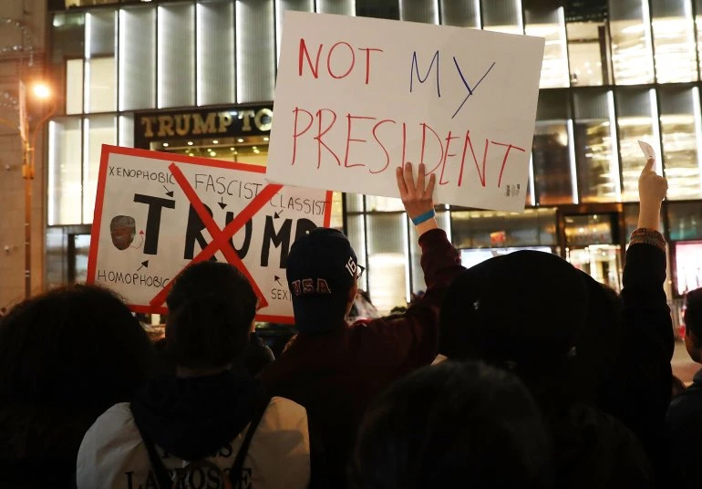 Biểu tình phản đối ông Trump trước cao ốc Trump Tower ở New York ngày 10-11-2016. Ảnh: GETTY IMAGES