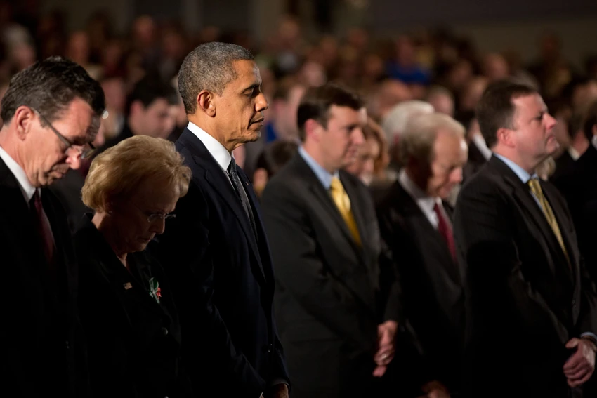 Tổng thống Obama tại buổi lễ tưởng niệm nạn nhân thảm sát. Ảnh: AP
