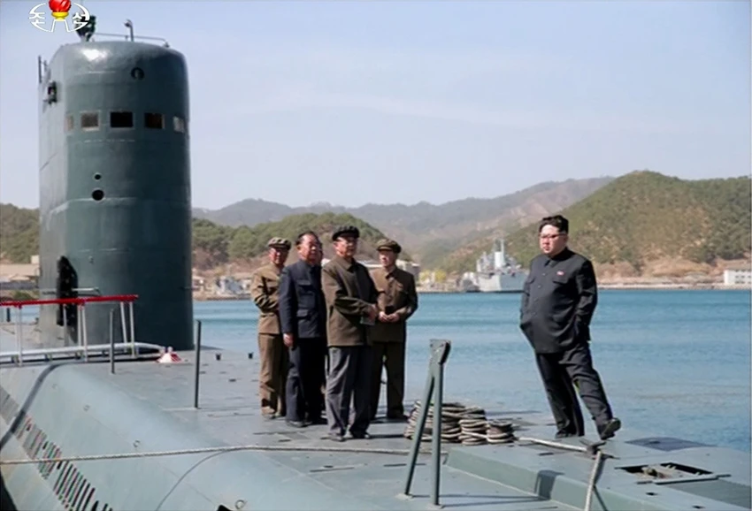 Lãnh đạo Triều Tiên Kim Jong-un đứng trên tàu ngầm quan sát một vụ thử tên lửa đạn đạo. Ảnh: RODONG SINMUN công bố ngày 24-4-2016