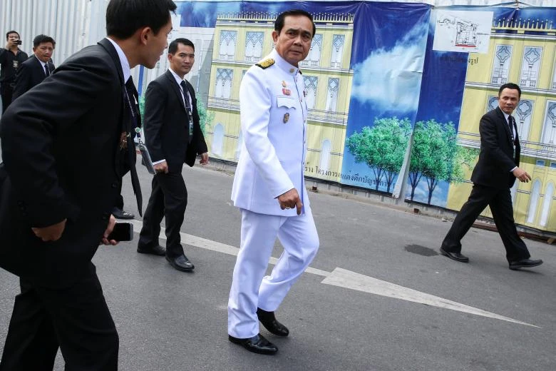 Thủ tướng Thái Lan Prayuth Chan-ocha (trang phục trắng) đến tòa nhà chính phủ ở Bangkok (Thái Lan) họp nội các ngày 4-1. Ảnh: REUTERS