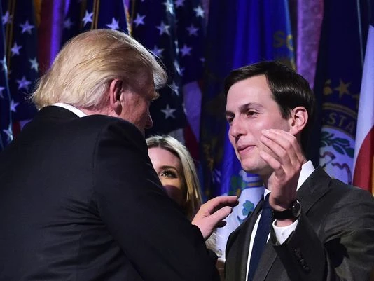 Trump chọn con rể vào Nhà Trắng và lo ngại gia đình trị ảnh 1 Ông Trump (trái) và con rể Jared Kushner. Ảnh: AFP