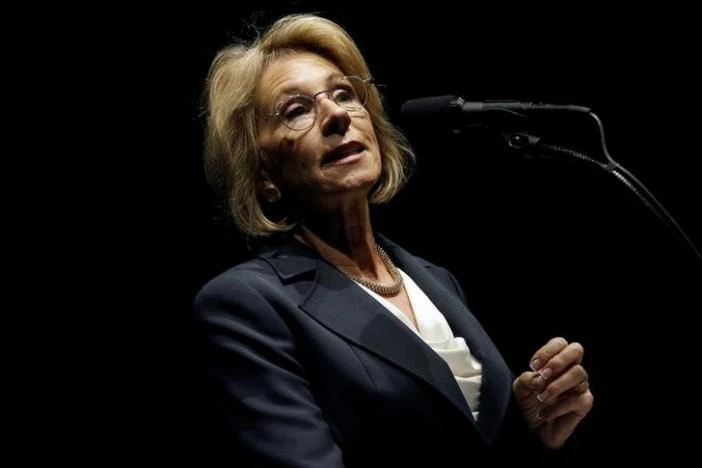Tỷ phú Betsy DeVos phát biểu tại điểm dừng Michigan trong chuyến đi cảm ơn sau bầu cử của ông Trump ngày 9-12-2016. Ảnh: REUTERS