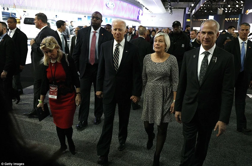 Vợ chồng Phó Tổng thống Joe Biden (giữa) trên đường đến tham dự buổi phát biểu chia tay của Tổng thống Obama. Ảnh: GETTY IMAGES