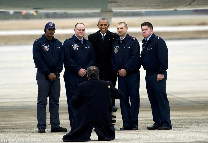 Tổng thống Obama chụp hình với phi hành đoàn chiếc Không lực Một ngày 10-1. Ảnh: AP