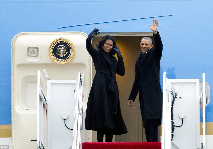 Vợ chồng Tổng thống Obama trên chiếc Không lực Một ngày 10-1. Ảnh: AP