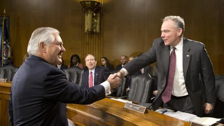 Ông Rez Tillerson (trái) bắt tay nghị sĩ Tim Kaine – thành viên Ủy ban Quan hệ Đối ngoại Thượng viện trước khi bắt đầu cuộc điều trần tại Quốc hội Mỹ ngày 11-1. Ảnh: AP