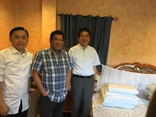 Thủ tướng Abe (phải) tham quan phòng ngủ của Tổng thống Duterte. Ảnh: FACEBOOK của trợ lý ông Duterte