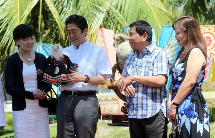 Tổng thống Duterte (thứ hai bên phải) và Thủ tướng Abe (thứ hai bên trái) trong lễ đặt tên cho một chú đại bàng ở Davao. Chú đại bàng được đặt tên là Sakura – một loài hoa của Nhật. Ảnh: REUTERS