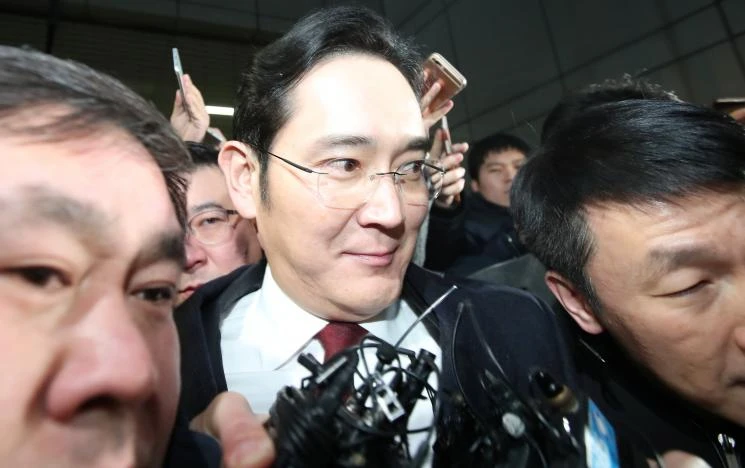 Phó Chủ tịch Samsung Lee Jae-yong bị truyền thông bao quanh khi rời văn phòng công tố đặc biệt Seoul sáng 13-1 sau hơn 22 tiếng bị thẩm vấn. Ảnh: REUTERS