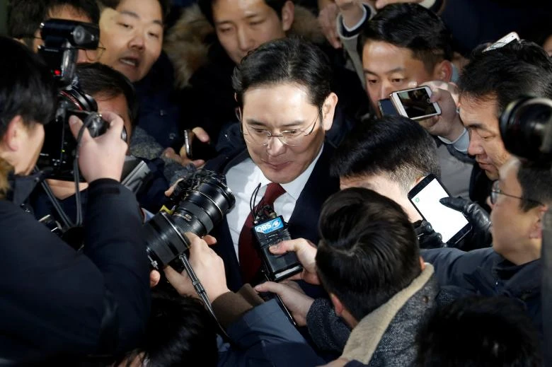Phó Chủ tịch Samsung Lee Jae-yong đến văn phòng công tố đặc biệt để thẩm vấn sáng 12-1. Ảnh: REUTERS