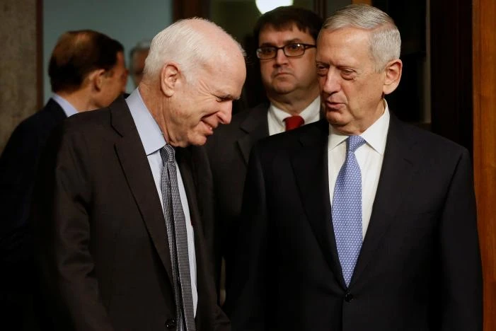 Chủ tịch Ủy ban Quân vụ Thượng viện (trái) và Tướng James Mattis trước khi bắt đầu điều trần ngày 12-1 tại Quốc hội. Ảnh: REUTERS