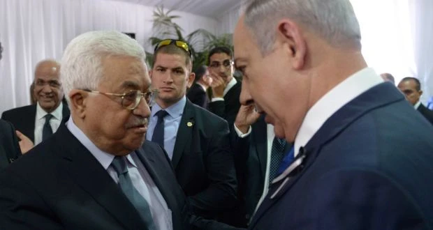 Tổng thống Palestine Mahmoud Abbas (trái) và Thủ tướng Israel Benyamin Netanyahu trong một lần gặp năm 2016. Ảnh: GETTY IMAGES