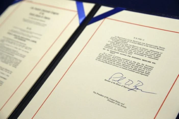 Dự luật hủy bỏ luật bảo hiểm y tế Obamacare được Chủ tịch Hạ viện Paul Ryan ký đồng ý ngày 7-1. Ảnh: REUTERS