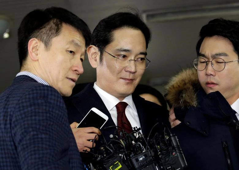 Ông Lee Jae-yong (giữa) đến Văn phòng Công tố đặc biệt ngày 12-1. Ảnh: REUTERS