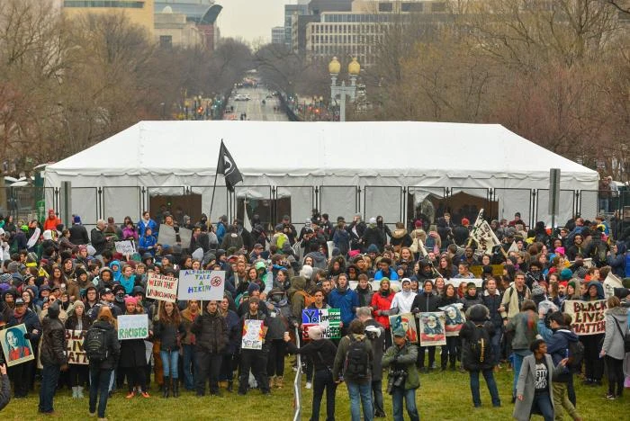 Người phản đối ông Trump bên ngoài công viên National Mall ngày 20-1. Ảnh: REUTERS