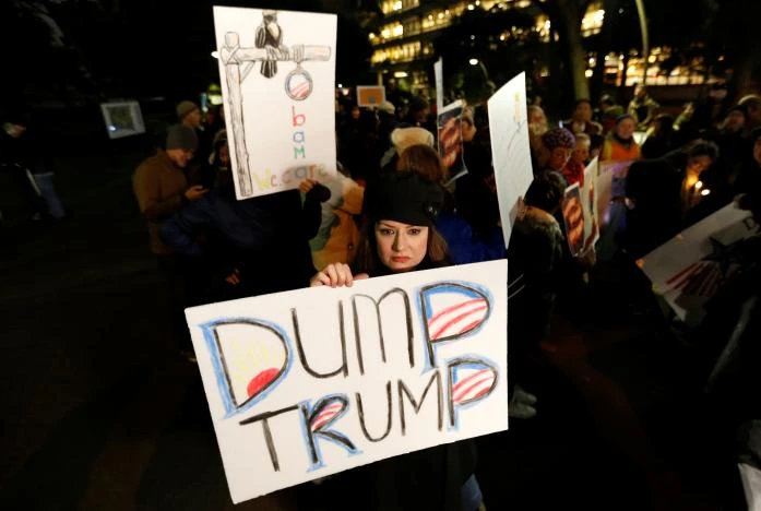 Biểu tình phản đối ông Trump ở Tokyo (Nhật) tối 20-1. Ảnh: REUTERS