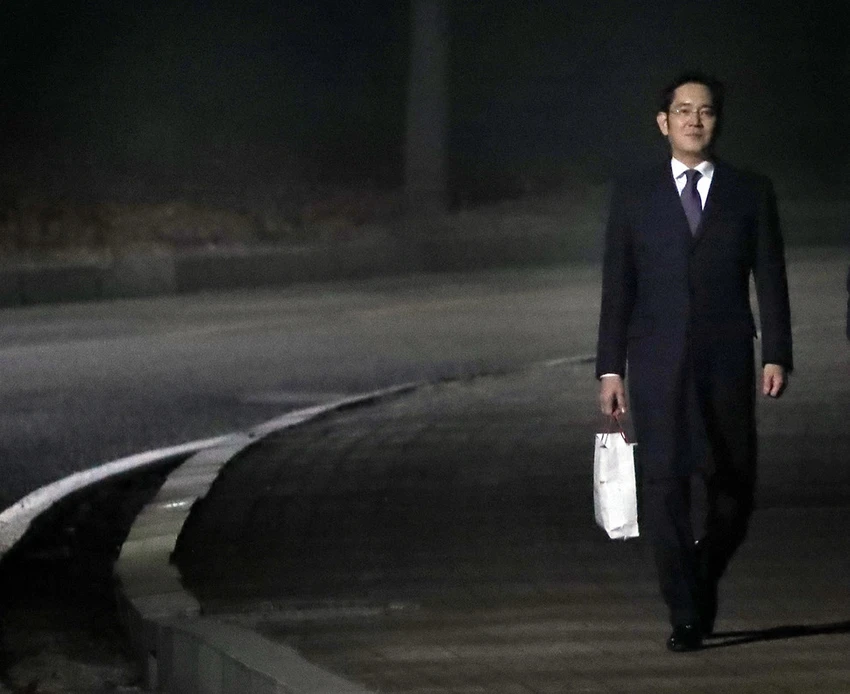 Phó Chủ tịch Samsung Lee Jae-yong rời khỏi Trung tâm giam giữ Seoul sáng sớm 19-1 sau khi Tòa án Trung tâm Seoul bác lệnh bắt. Ảnh: YONHAP
