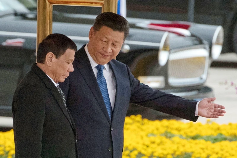 Tổng thống Philippines Rodrigo Duterte (trái) và Chủ tịch Trung Quốc Tập Cận Bình tại Bắc Kinh tháng 10-2016. Ảnh: PHILSTAR