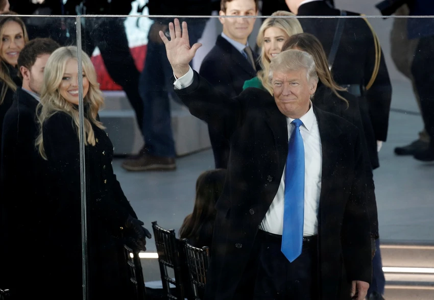 Tổng thống đắc cử Mỹ Donald Trump sau màn kính chống đạn khi đến dự buổi hòa nhạc tại đài tưởng niệm Lincoln Memorial ở thủ đô Washington ngày 19-1. Ảnh: REUTERS
