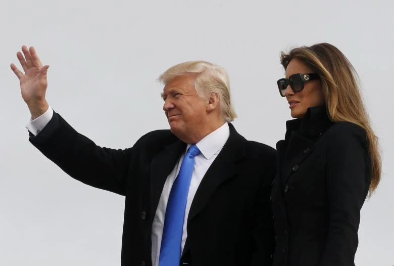 Ông Trump và vợ đến sân bay quân sự Joint Base Andrews ở thủ đô Washington (Mỹ) ngày 19-1. Ảnh: REUTERS