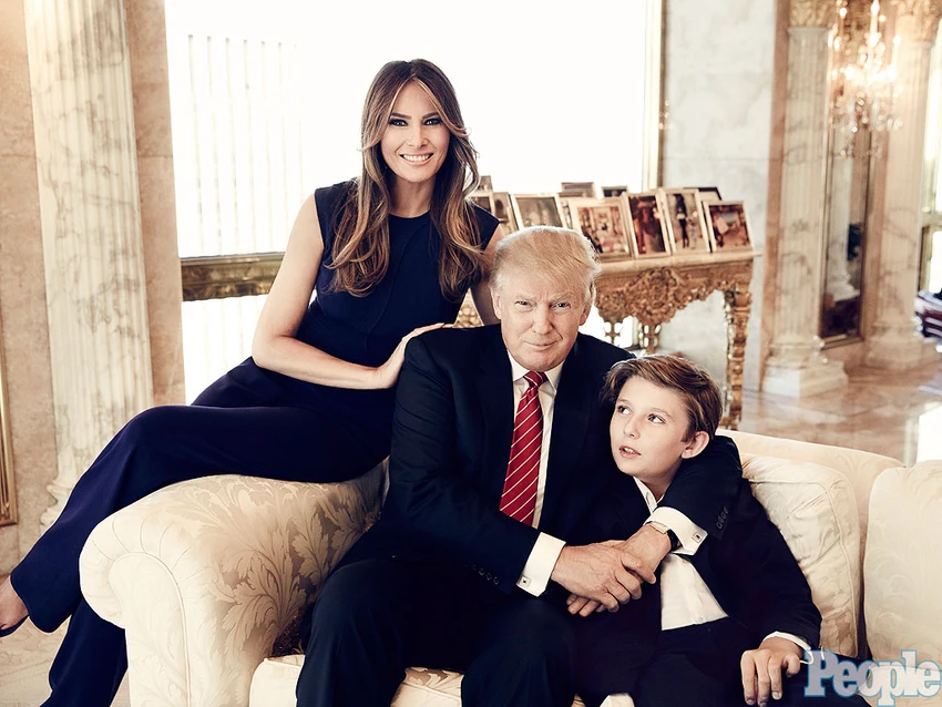 Vợ chồng Tổng thống Mỹ Donald Trump và con trai Baron. Ảnh: PEOPLE