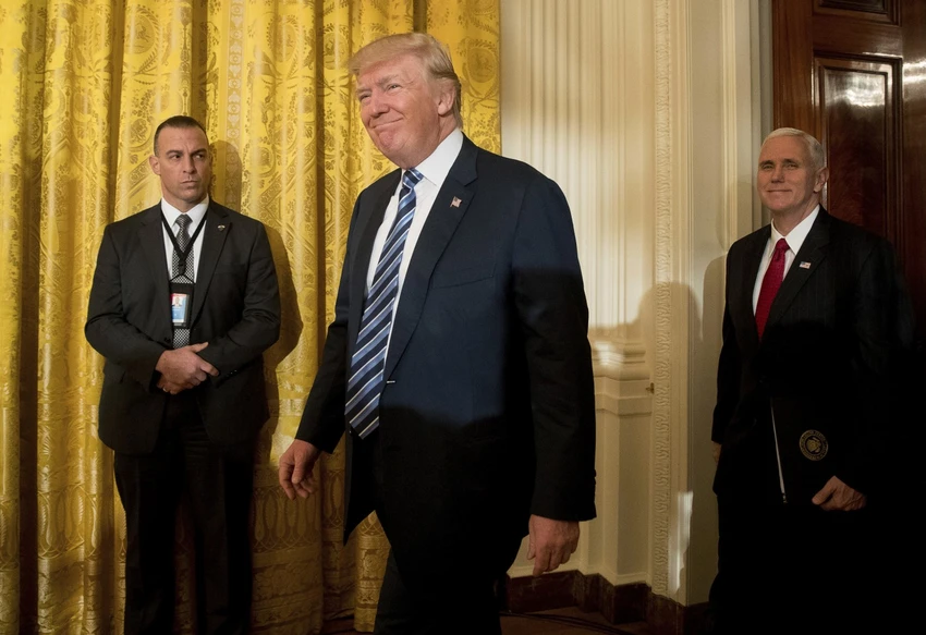 Tổng thống Mỹ Donald Trump và Phó Tổng thống Mike Pence đến dự lễ nhậm chức của các thành viên nội các ngày 20-1. Ảnh: AP