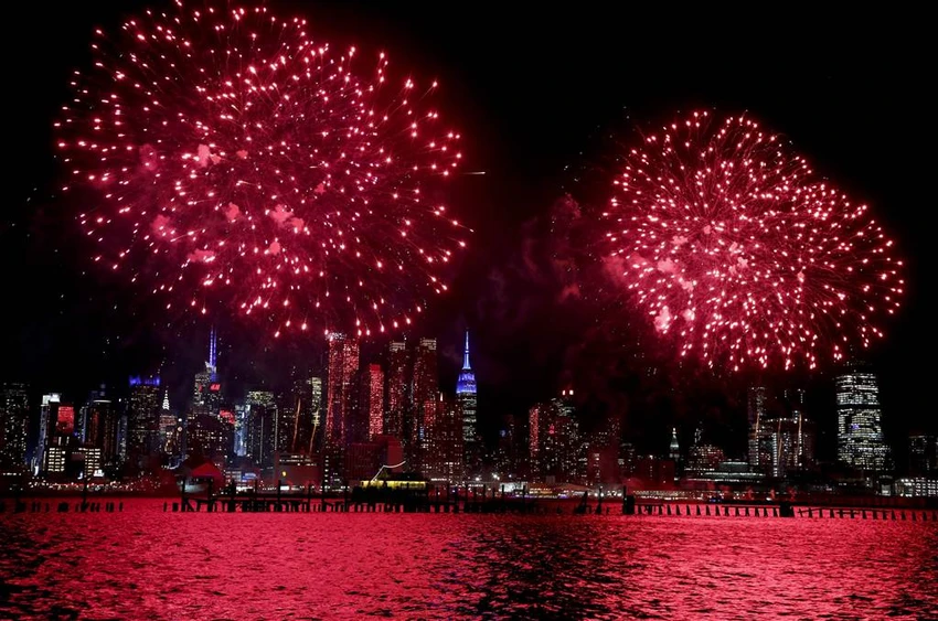 Biểu diễn pháo hoa mừng Tết Nguyên Đán tại New York (Mỹ) tối giao thừa, nhằm ngày 26-1 của Mỹ. Ảnh: AP