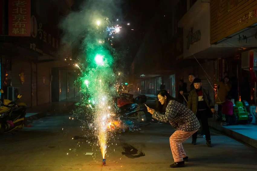 Đốt pháo hoa đón giao thừa ở TP Liên Vân Cảng tỉnh Giang Tô (Trung Quốc), nhằm tối 27-1. Ảnh: REUTERS