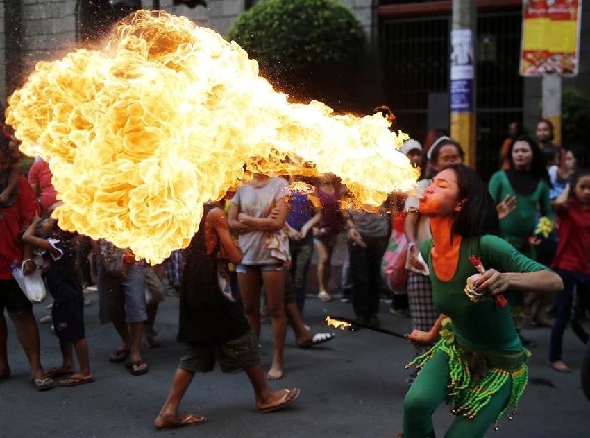 Một vũ công Philippines biểu diễn màn múa lửa tại khu phố Hoa ở Manila (Philippines) ngày mùng Một, nhằm ngày 28-1. Ảnh: EPA