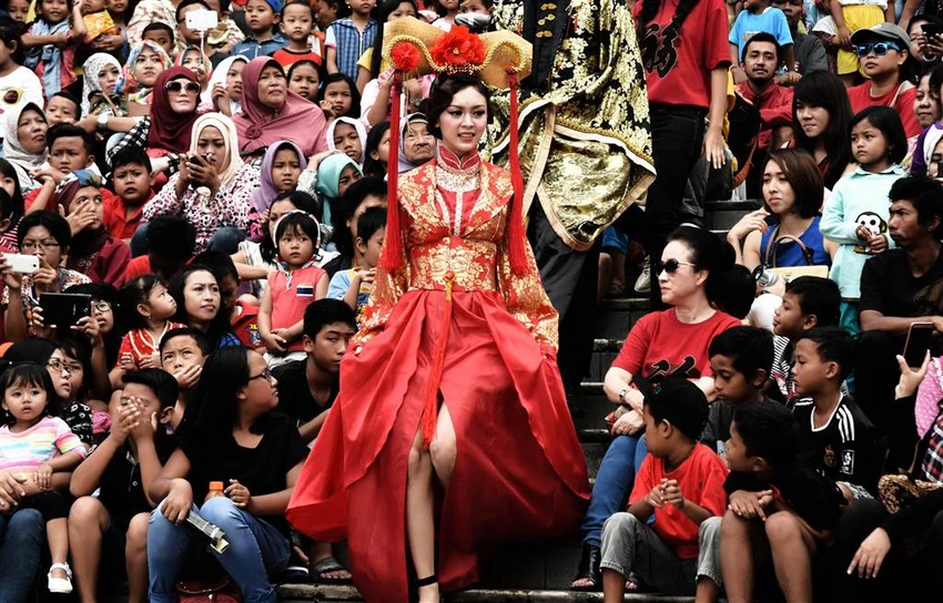 Người Hồi giáo ở Malang (Indonesia) xem biểu diễn mừng xuân của các nghệ sĩ trong ngày mùng Một, nhằm ngày 28-1. Ảnh: GETTY IMAGES