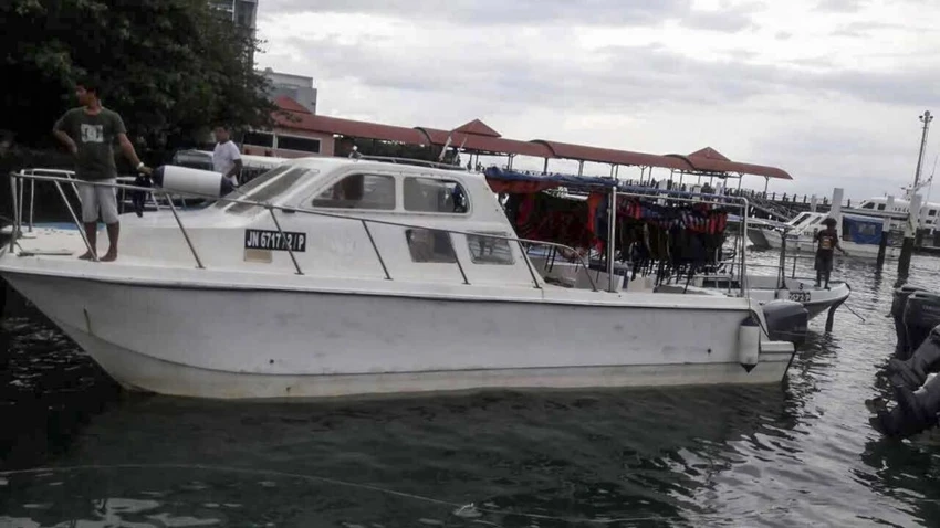 Một tàu loại chở khách du lịch đậu tại Kota Kinabalu, bang Sabah, miền đông Malaysia. Ảnh: EPA