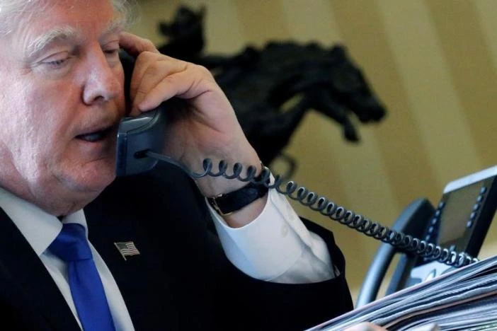 Tổng thống Mỹ Donald Trump điện đàm với Tổng thống Nga Vladimir Putin tại phòng Bầu dục ở Nhà Trắng (Mỹ) ngày 28-1. Ảnh: REUTERS