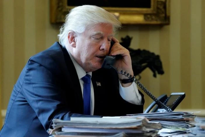Tổng thống Mỹ Donald Trump thống nhất sẽ xúc tiến gặp Tổng thống Nga Vladimir Putin trong cuộc điện đàm ngày 28-1. Ảnh: REUTERS
