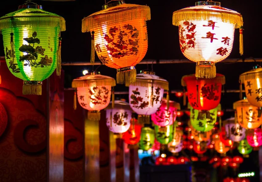 Đốt pháo đêm giao thừa ở một góc phố của TP Liên Vân Cảng, tỉnh Giang Tô, Trung Quốc. Ảnh: REUTERS