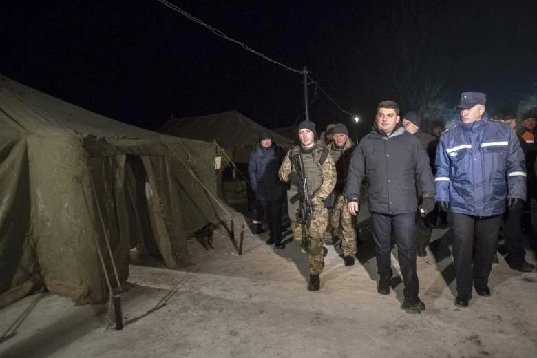 Thủ tướng Ukraine Volodymyr Groysman (áo đen) đến thị trấn Avdiyivka (đông Ukraine) ngày 31-1. Ảnh: REUTERS