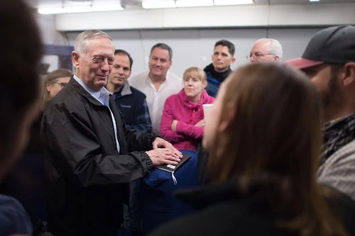 Bộ trưởng Quốc phòng Mỹ James Mattis trao đổi với báo chí trong chuyến bay từ Mỹ sang Hàn Quốc. Ảnh: YONHAP