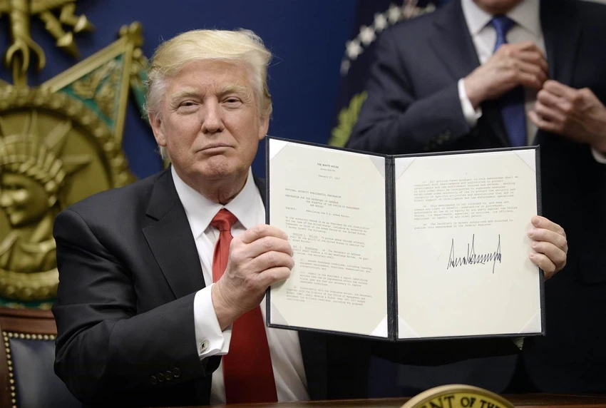 Tổng thống Mỹ Donald Trump trong buổi ký sắc lệnh hành pháp ngày 27-1. Ảnh: EPA