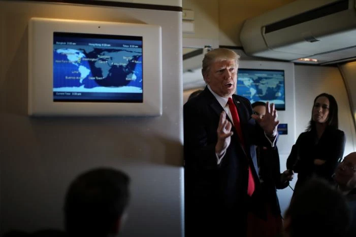 Tổng thống Mỹ Donald Trump trao đổi với báo chí trên chiếc Không lực Một bay tới bang Florida ngày 3-2. Ảnh: REUTERS
