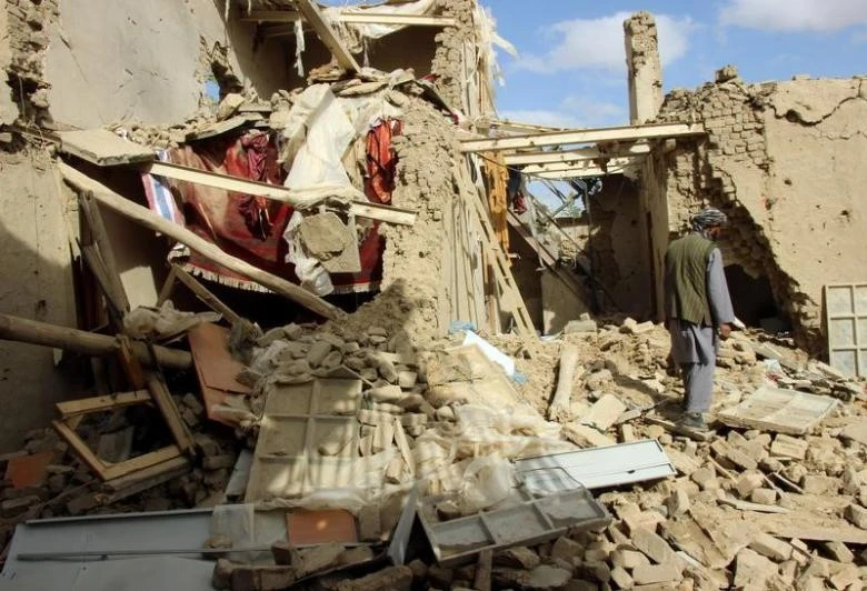 Hiện trường một vụ không kích tại tỉnh Kunduz (Afghanistan) do Mỹ thực hiện để truy quét Taliban ngày 11-4-2016. Ảnh: REUTERS