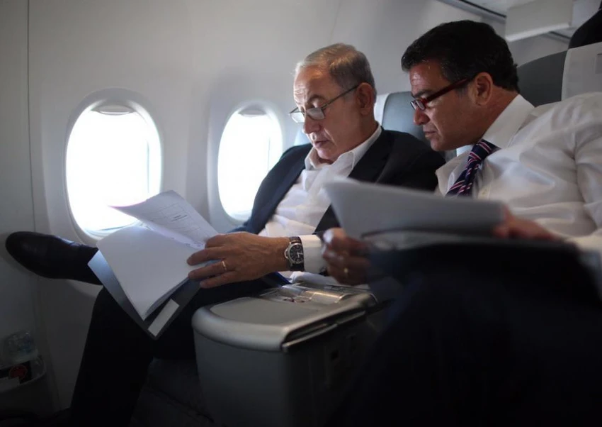 Thủ tướng Israel Benjamin Netanyahu (trái) và Giám đốc cơ quan tình báo đối ngoại Israel Mossad Yossi Cohen. Ảnh: NEWSWEEK