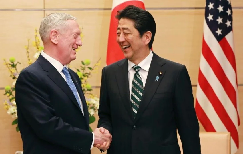 Ông Mattis vừa đi, Trung Quốc đưa tàu đến Senkaku ảnh 1 Bộ trưởng Quốc phòng Mỹ James Mattis (trái) gặp Thủ tướng Nhật Shinzo Abe ngày 3-2 tại Tokyo (Nhật). Ảnh: AP