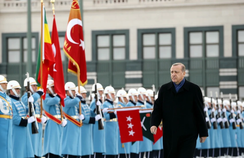 Tổng thống Thổ Nhĩ Kỳ Recep Tayyip Edogan duyệt binh danh dự tại dinh tổng thống ở Ankara (Thổ Nhĩ Kỳ) ngày 7-2. Ảnh:: REUTERS